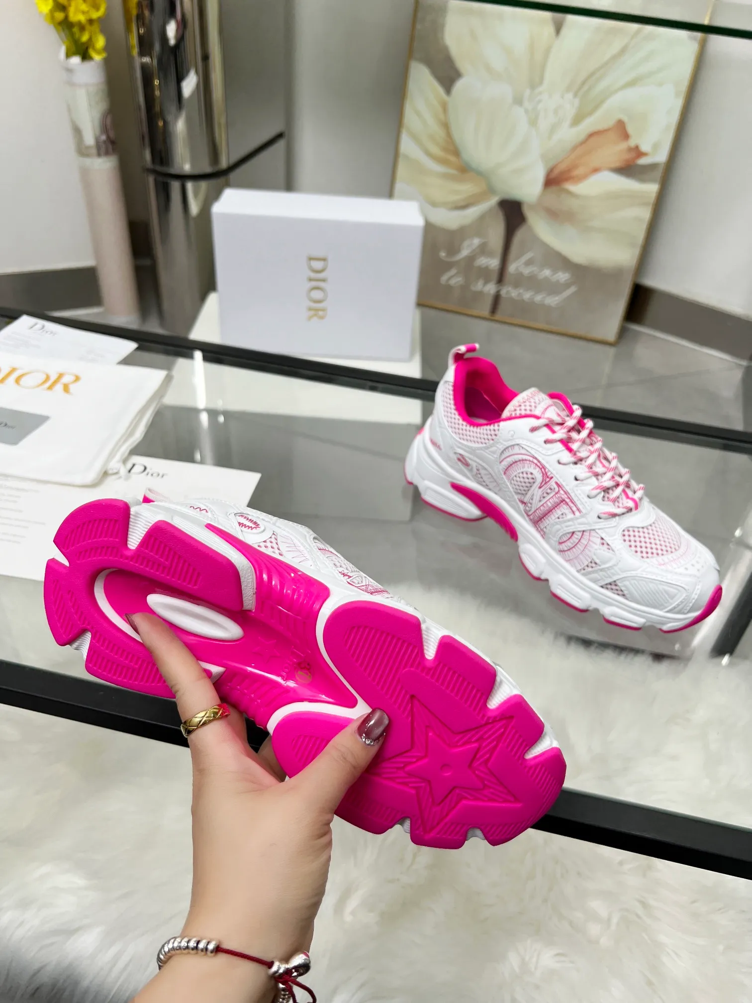 P560🐮🐮The official website of Dijia's new colors has been updated simultaneously [Celebration] This Dior Vibe sneaker incorporates Dior's high-end spirit and reinterprets classic running shoes. White mesh fabric features an Oblique print and is paired with laminated leather-effect panels in gold and silver tones for a contrasting look. It is further embellished with classic details such as 3D effect details, the lucky star symbol on the rear, and the logo on the tongue and rear pull tab. The lightweight sole is embellished with gray stars, complementing a variety of casual or elegant pieces for a modern look. Size: Women’s size 35-41 (35/42 can be customized) Men’s size 40-46 (39/46 can be customized)